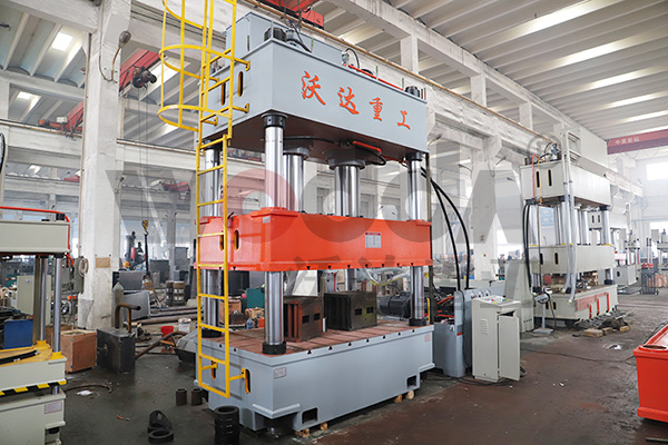 三梁四柱液壓機(jī)價(jià)格 三梁四柱液壓機(jī)價(jià)格