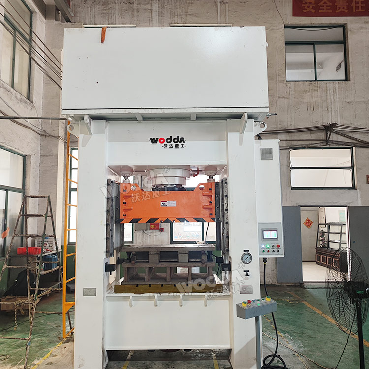 315噸金屬薄板拉伸機現場 315噸金屬薄板拉伸機現場